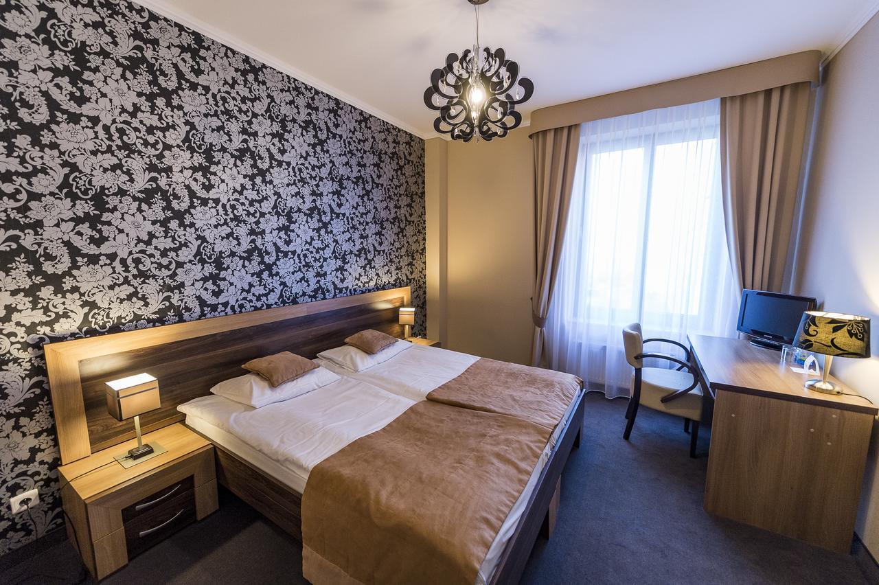 Hotel Restauracja Teczowa ลูบาน ภายนอก รูปภาพ