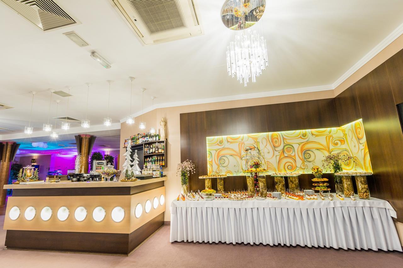 Hotel Restauracja Teczowa ลูบาน ภายนอก รูปภาพ